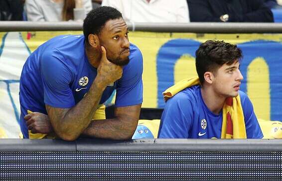 בלאק ואבדיה על הספסל. "היה מדהים לראות איך הקבוצה מתפקדת מהצד" // צילום: אלן שיבר